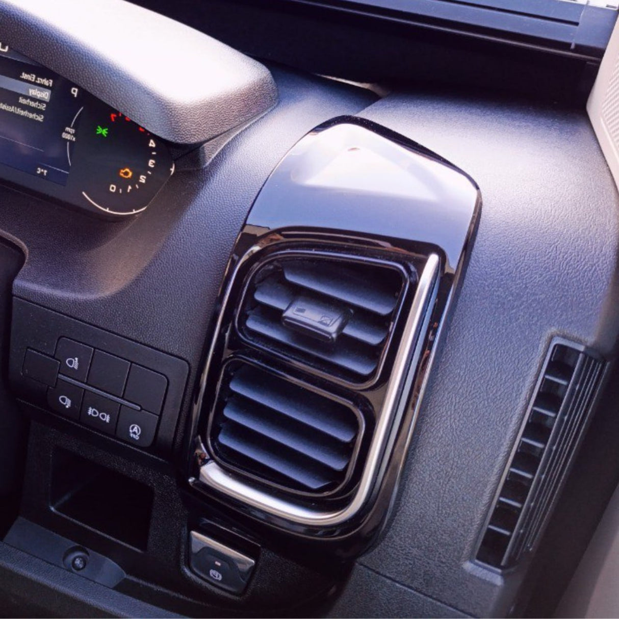 Airson Seata Sgeadachaidh Fionnaidh-adhair Vauxhall Movano – Ùrachadh Deas-bhòrd Dubh Gleansach airson Modalan Ùra