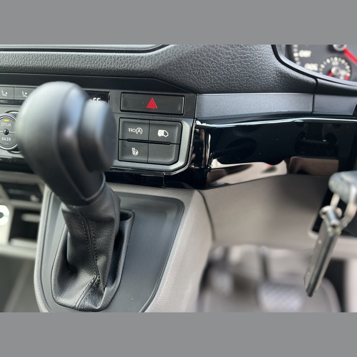 Airson sgeadachadh stoidhleachaidh deas-bhòrd ìosal VW Crafter RHD cruth ùr - dubh gleansach (seata de 6) | Van-X