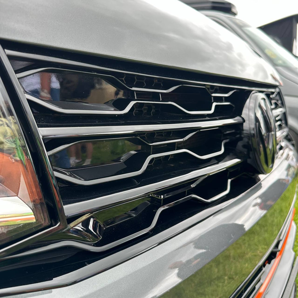 For VW T6 Front Grille R-Line (2 in 1) Badged/Badgeless - Gloss Black