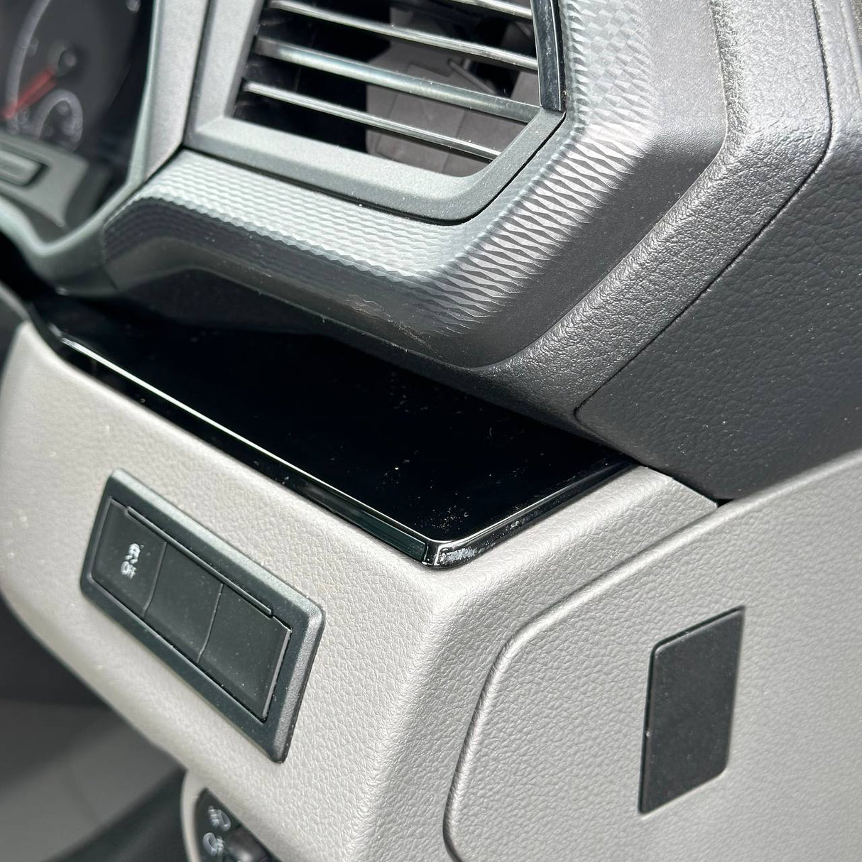 Airson ùrachadh deas-bhòrd VW T6.1 Transporter Van-X – Seata sgeadachaidh deas-bhòrd ìosal is dorais 4-phìosan àrd-inbhe ann an dubh gleansach