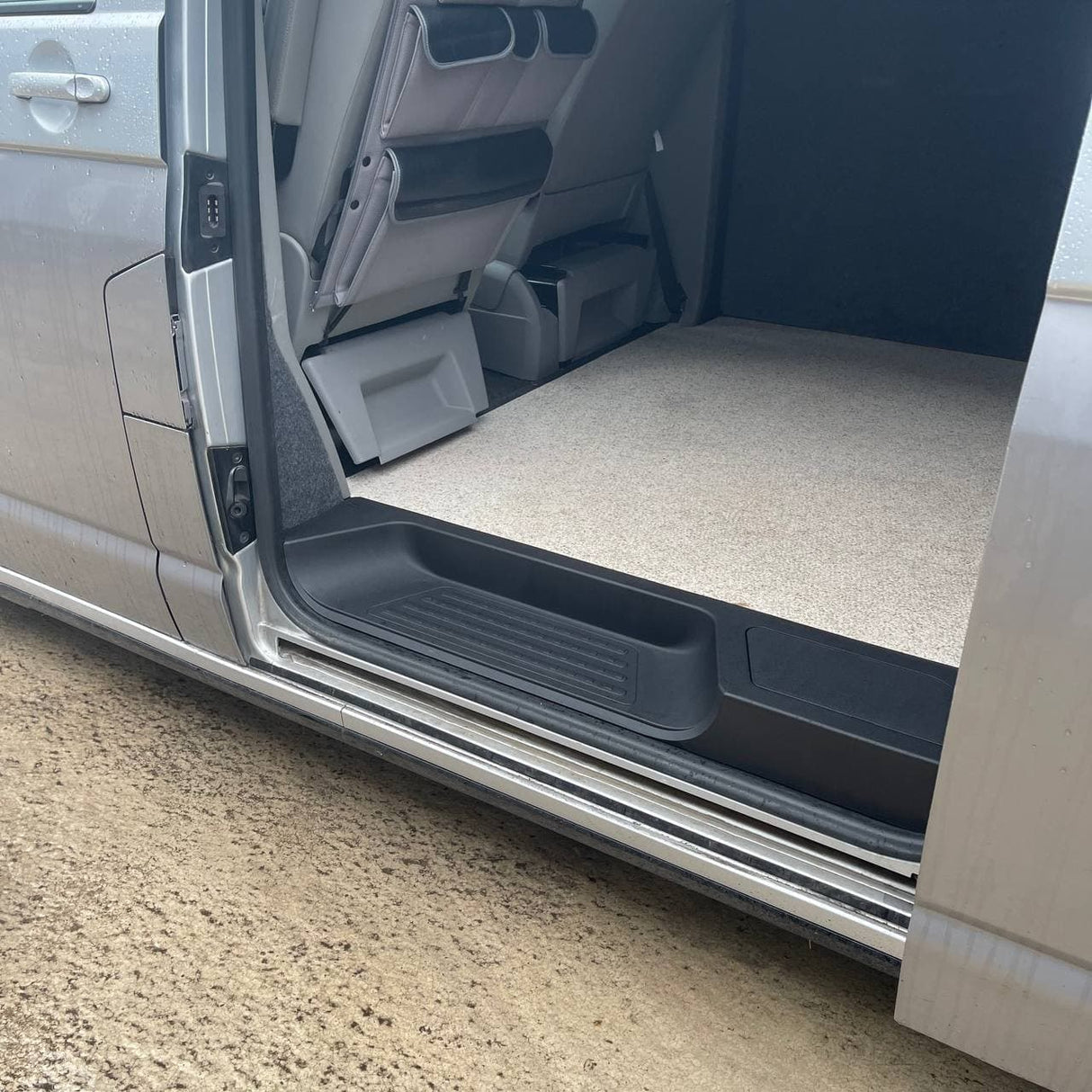 Ceum doras luchdaidh taobh còmhdhail VW T6.1 V3 17mm a bharrachd domhainn le roinn stòraidh (ìre B)