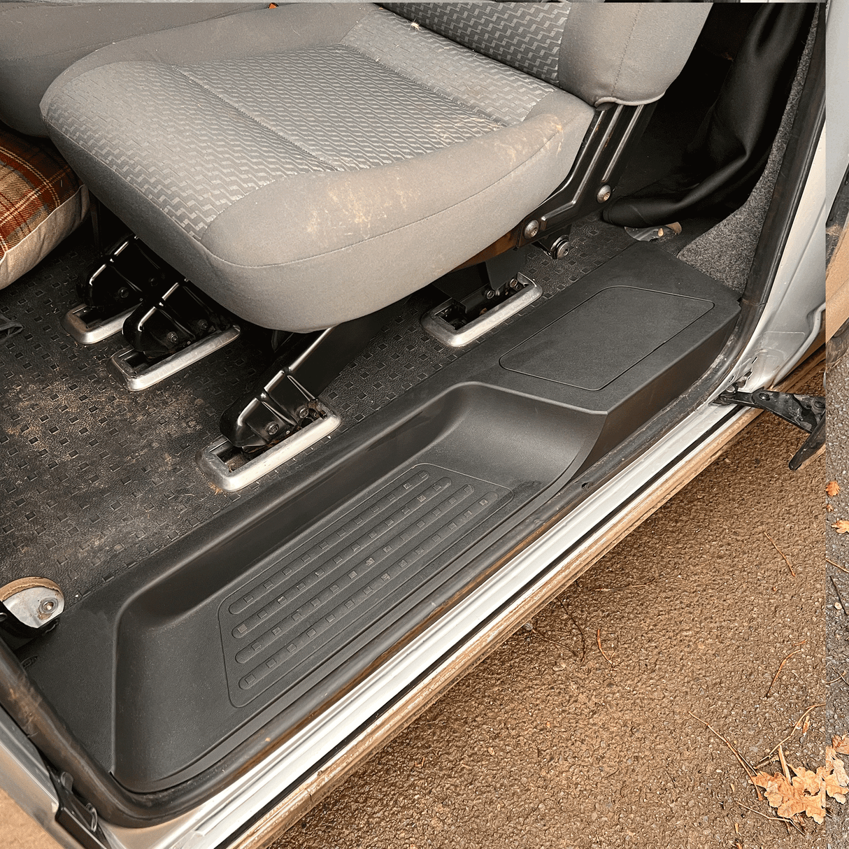 Airson VW T5, T5.1 Transporter Steap Doras Luchdaidh Taobh V3 17mm a bharrachd domhainn le roinn stòraidh