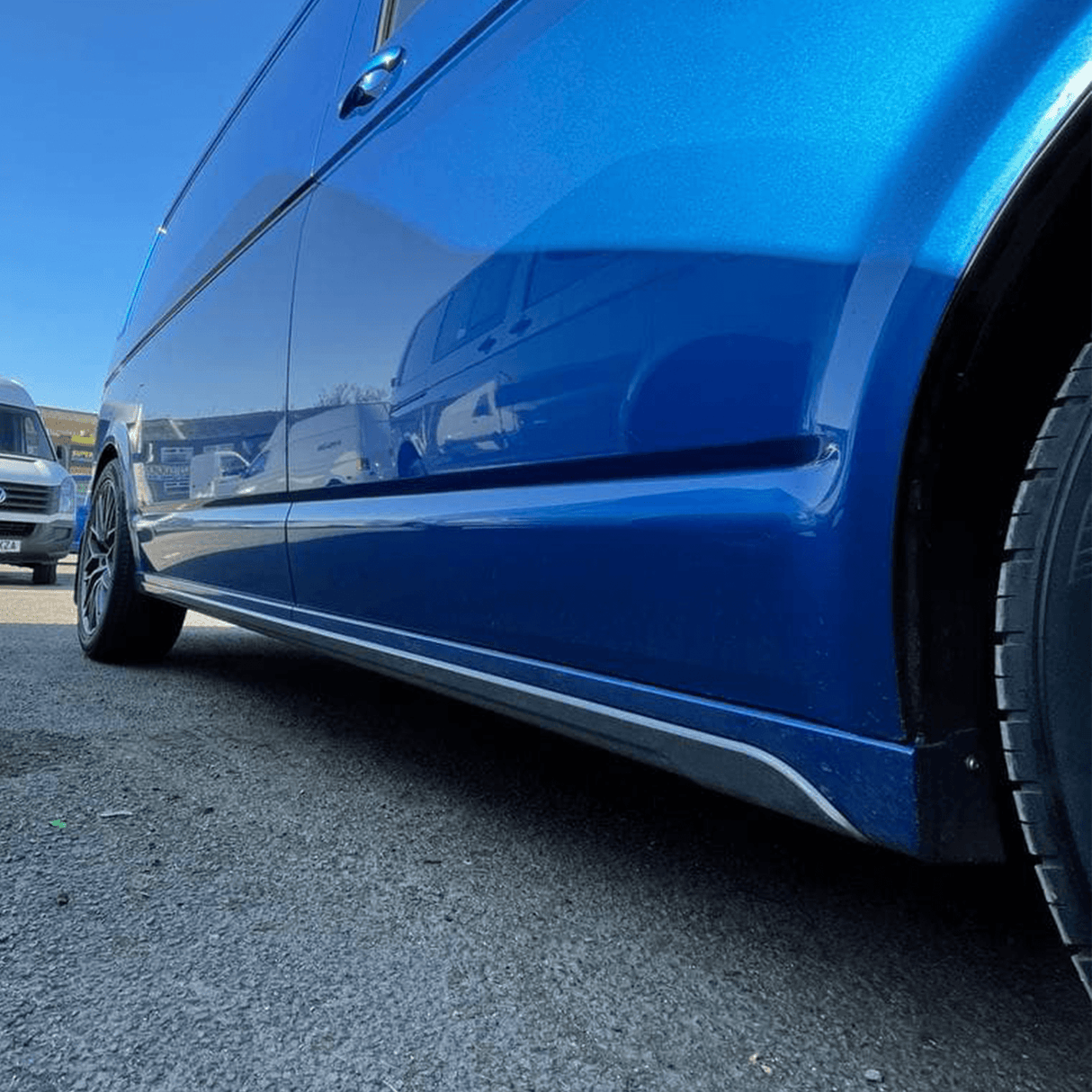 VW T6.1 Transporter SWB ABS Sgiortaichean taobh air am peantadh ann an airgead Reflex air am peantadh agus deiseil airson a bhith iomchaidh
