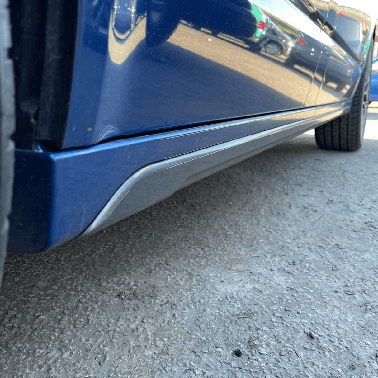 VW T6.1 Transporter SWB ABS Sgiortaichean taobh air am peantadh ann an airgead Reflex air am peantadh agus deiseil airson a bhith iomchaidh