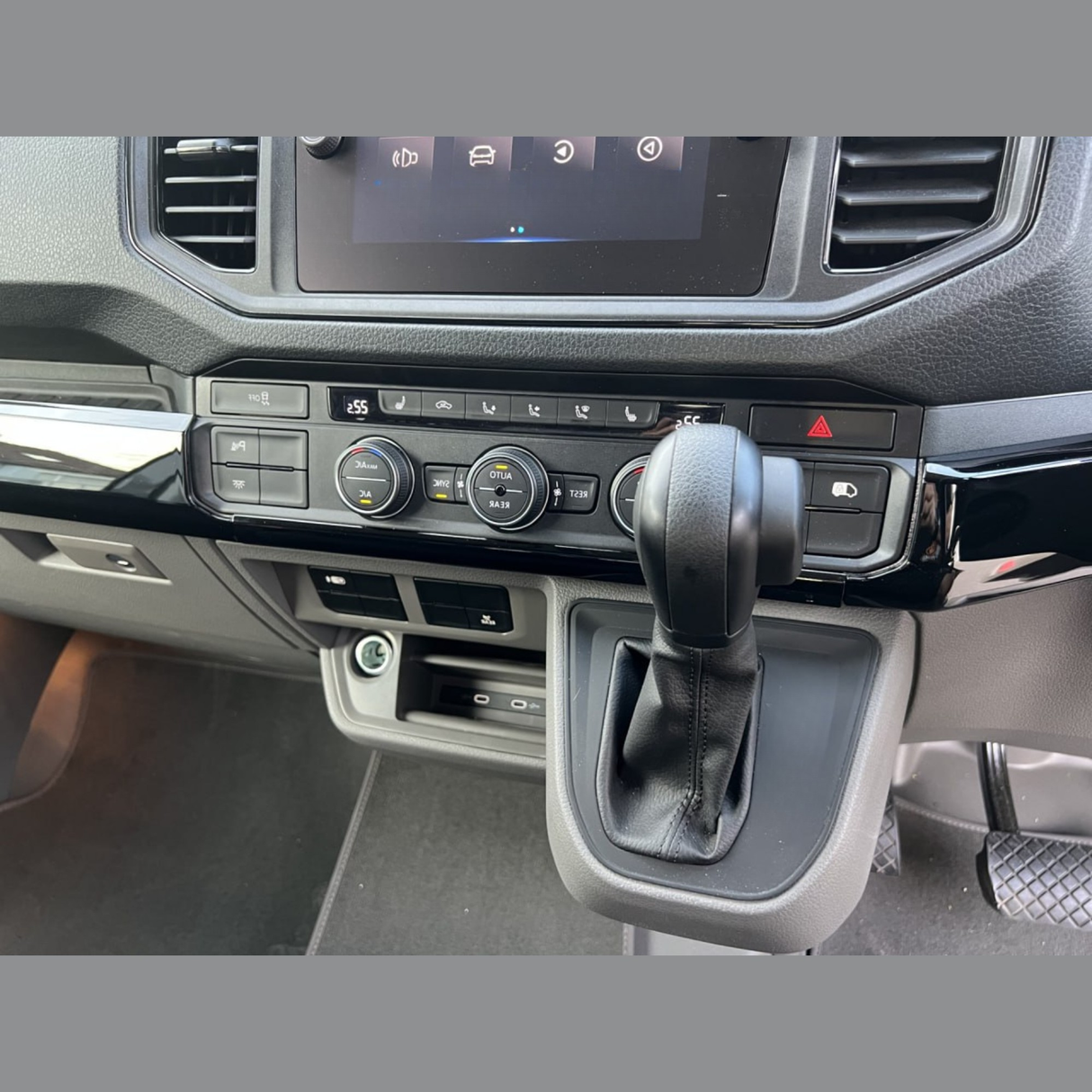 Airson sgeadachadh stoidhleachaidh deas-bhòrd ìosal VW Crafter RHD cruth ùr - dubh gleansach (seata de 6) | Van-X