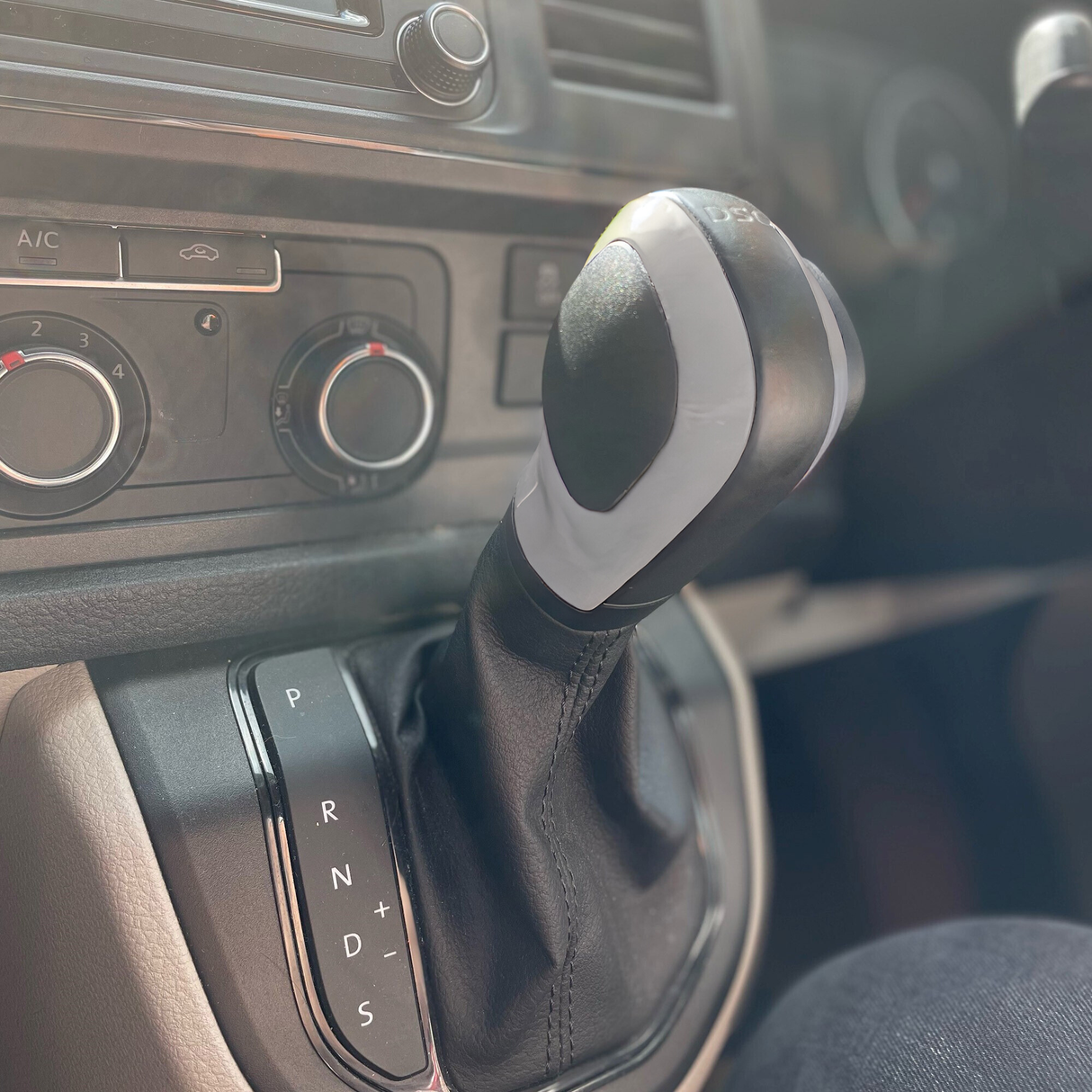 Ceapan stoidhle taobh VW T6 Transporter Auto/DSG Gear Knob - peantaichte buidhe agus deiseil airson a bhith iomchaidh