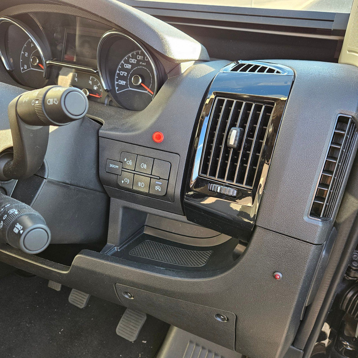 Peugeot Boxer Dashboard Air Vent (dubh) air a pheantadh agus deiseil airson uidheamachadh