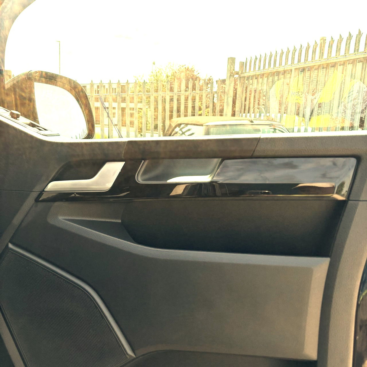 Cairt dorais comhfhurtachd còmhdhail VW T6 Styling trim air a pheantadh agus deiseil airson a bhith iomchaidh