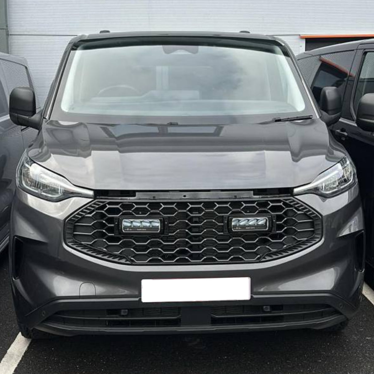 Airson Grile Aghaidh Transit Custom 2024 Ùr le Solais - Dubh Gleansach | Van-X