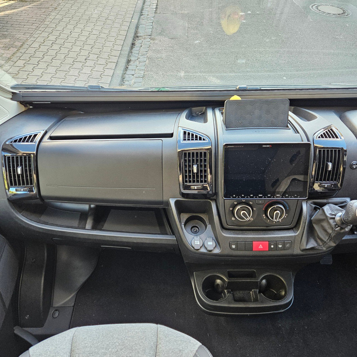 Citroen Relay Dashboard Air Vent (Dubh) air a pheantadh agus deiseil airson uidheamachadh