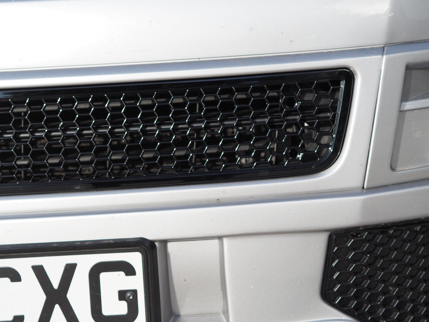 VW T5.1 Transporter Bumper Grille Mesh Honeycomb (Gloss Black) Painted and Ready to Fit