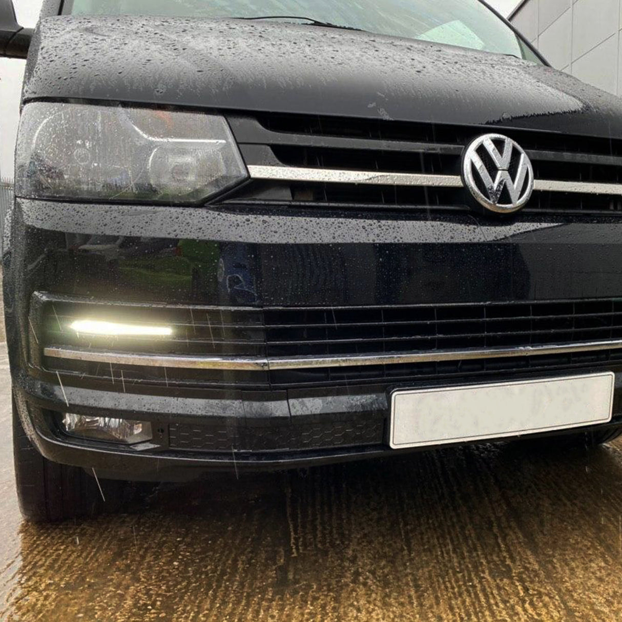 VW T5.1 Transporter ÙR Front Bumper T5-X Ùrachadh stoidhle aghaidh (B-Ìre) Air a pheantadh agus deiseil airson a dhol a-steach do 3 roghainnean dath