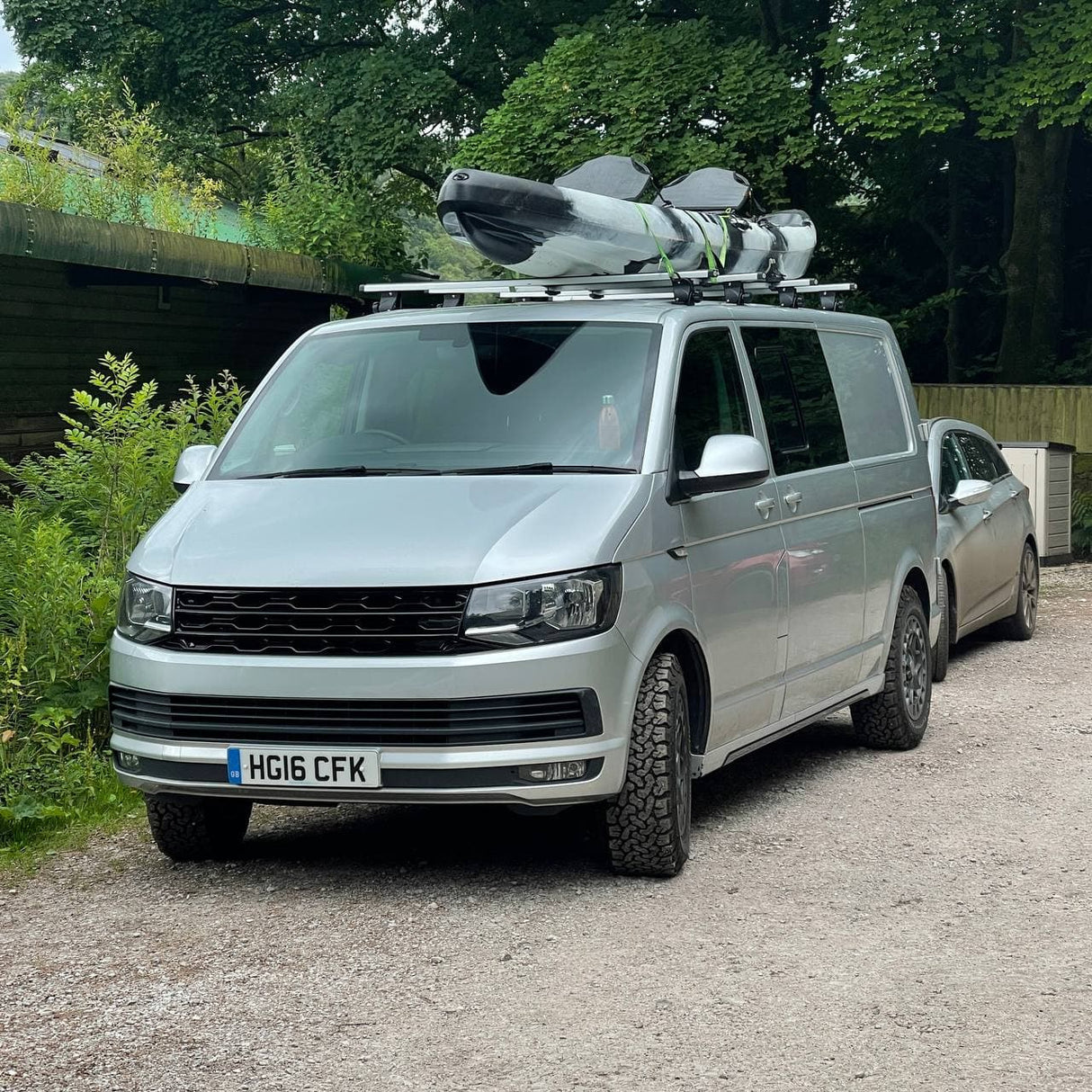 VW T6 Front Grille R-Line (2 ann an 1) le suaicheantas / gun bhràiste - gleansach dubh