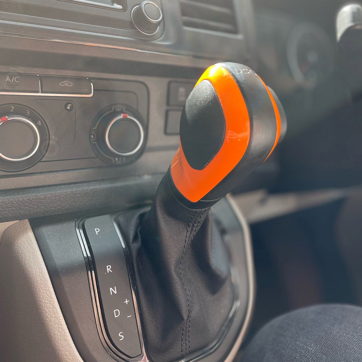 Ceapan stoidhle taobh VW T6.1 Transporter Auto/DSG Gear Knob - orains air a pheantadh agus deiseil airson a bhith iomchaidh