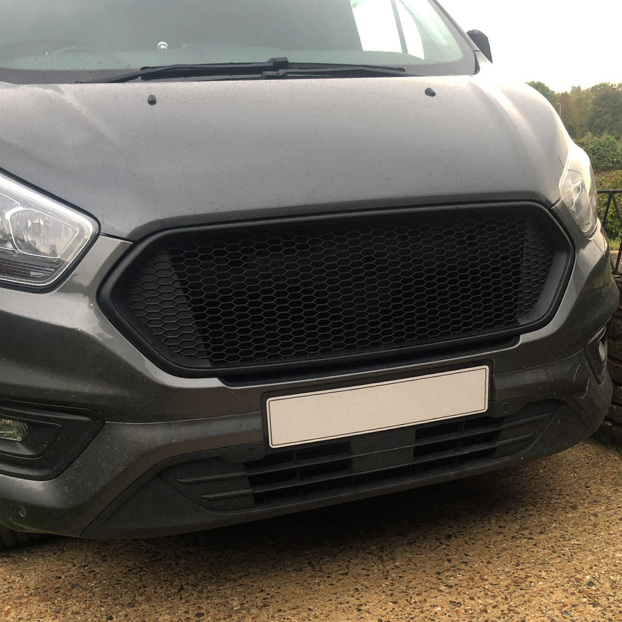 Airson Ford Transit Custom Front Badgeless Grille Matte Black New Shape Grille a-mhàin air a pheantadh agus deiseil airson uidheamachadh