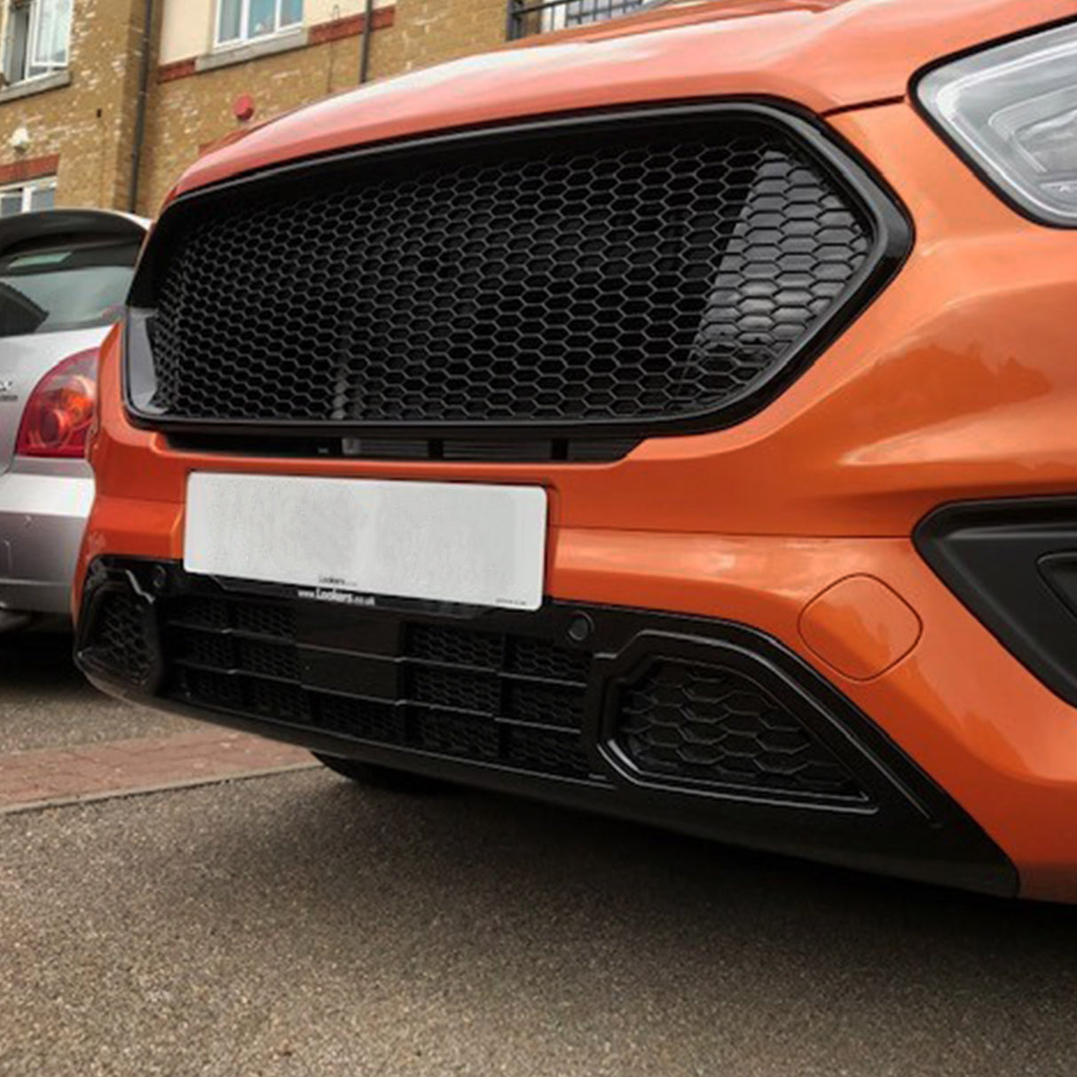 Airson Ford Transit Custom Complete Front Grille Suidhich cruth ùr gleansach Black Top Grille, Pasgan Grille Dubh Ìosal Matte A-MHÀIN air a pheantadh agus deiseil airson a bhith iomchaidh