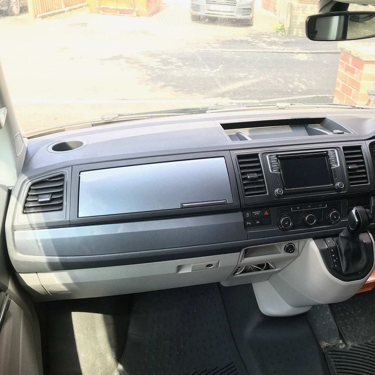 VW Transporter T6 Styling Dash Lower Trims Gun Metal Grey air a pheantadh agus deiseil airson uidheamachadh