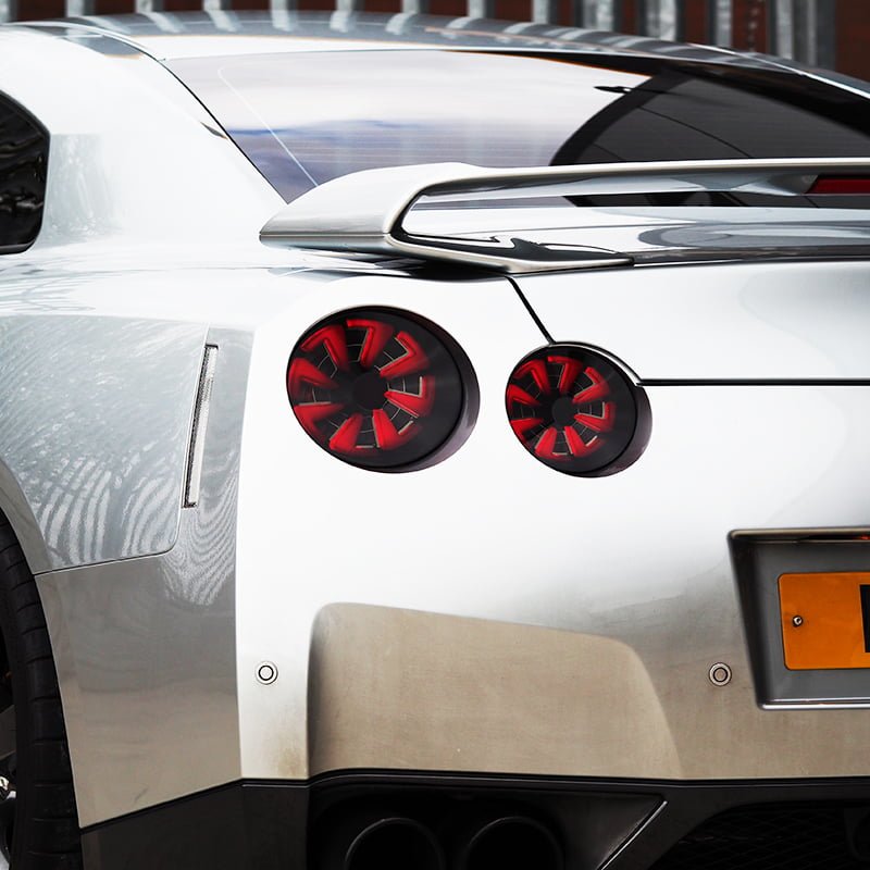 Solais fiùghantach air a stiùireadh le Nissan Gtr R35 air a smocadh