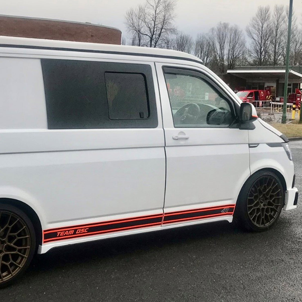 VW T6.1 Transporter bonn cuibhle ghoirid SWB Sgiortaichean Taobh ABS air am peantadh ann an geal Candy Deiseil airson a bhith iomchaidh, as ùire ann an stoidhle