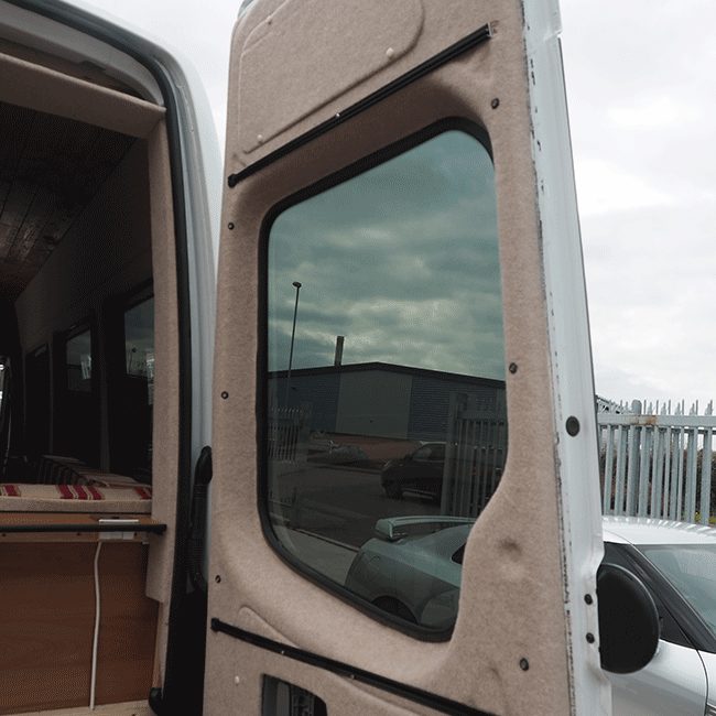 MAN TGE / Crafter Ùr Premium 2 x Uinneag Taobh, 1 x Cùirtearan Barndoor Tionndadh Campervan Blackout Van-X