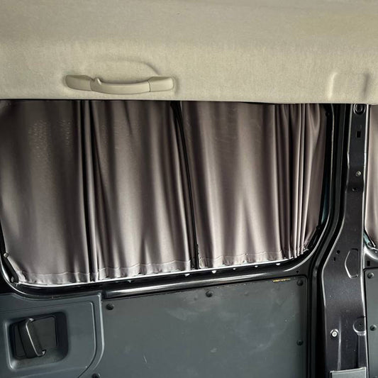 Peugeot Expert Campervan Premium dubh a-mach 4 x uinneag taobh, 1 x cùirtearan geata earbaill leis a h-uile inneal iomchaidh Van-X