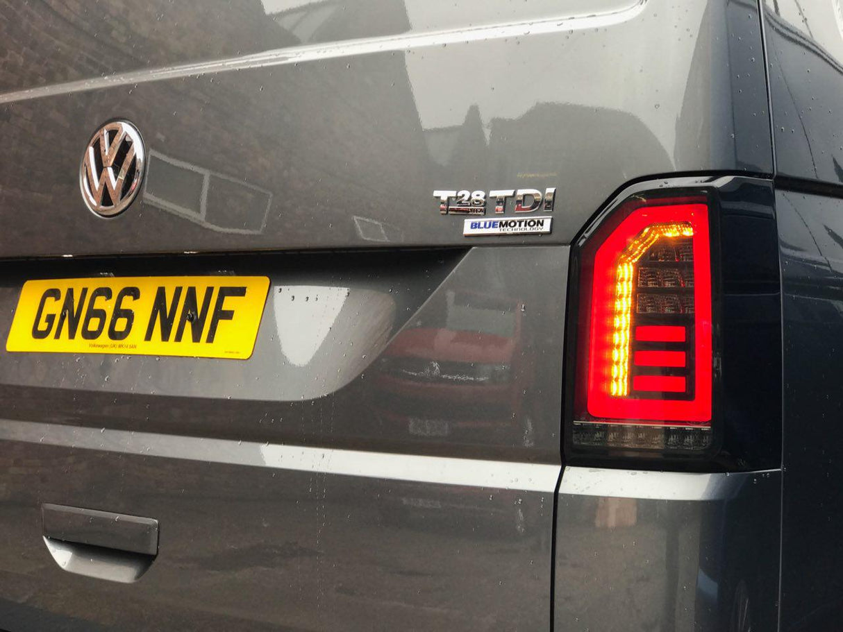 VW T6 Smoked Tailgate LHD Red-Bars Eòrpach Van Drive Hand Hand a-mhàin Comharra Seicheamhach