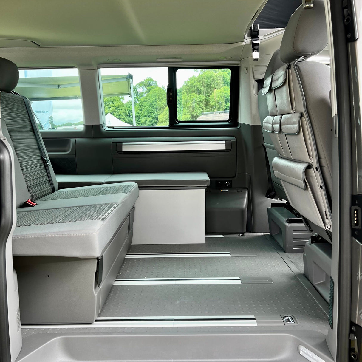 VW California Ocean, Coast, Beach Campervan Single / Seat Caiptean Eagraiche Seat Cùil Leatherette