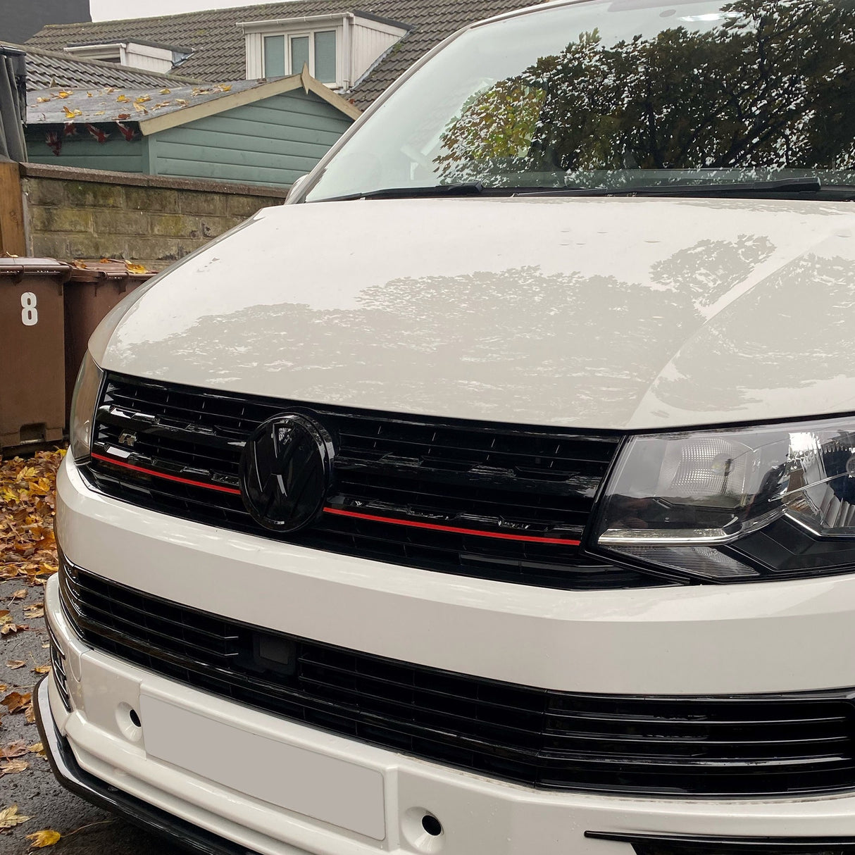 Trims grill aghaidh VW Transporter T6 R-Line - gleansach dubh air a pheantadh agus deiseil airson a bhith iomchaidh