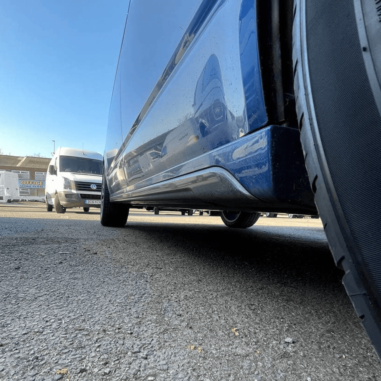 Sgiortaichean taobh VW T5, T5.1 LWB plastaig domhainn dubh air am peantadh agus deiseil airson a bhith iomchaidh