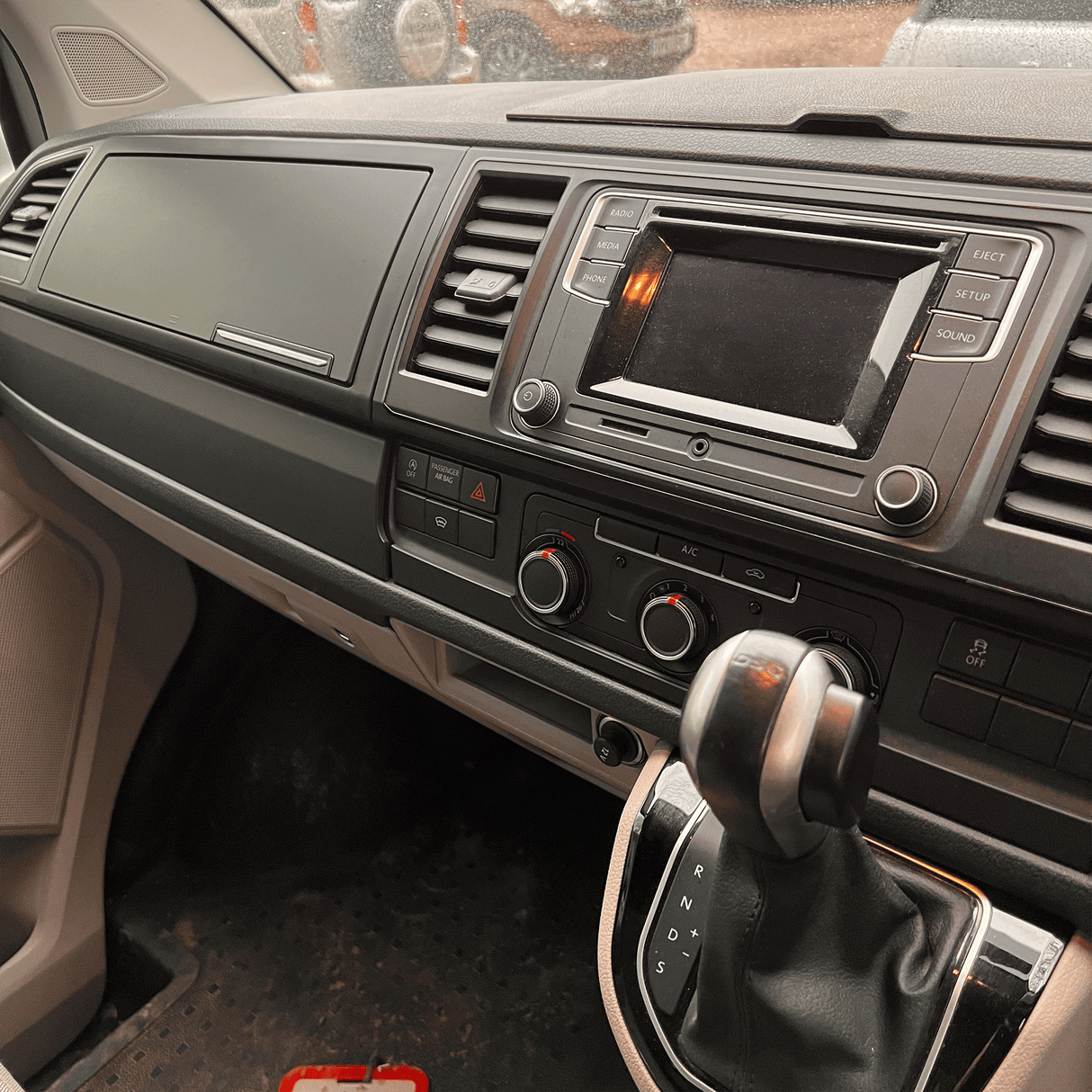 Bidh VW Transporter T6 Styling Dash Lower a’ trimadh comhfhurtachd Dash Matte Black air a pheantadh agus deiseil airson uidheamachadh (seata de 6)